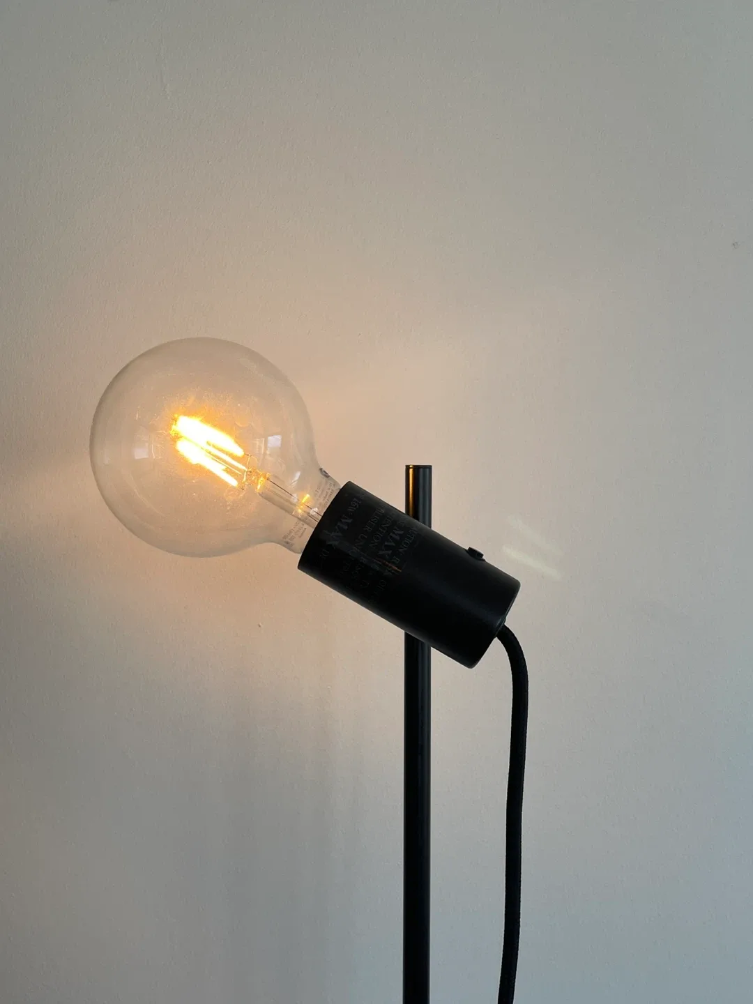IKEA HÅRSLINGA floor lamp with LUNNOM light bulb image indicator(5)