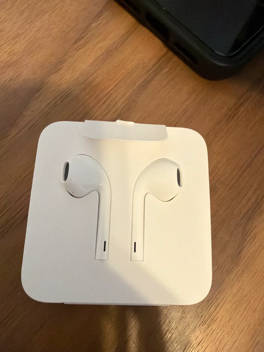 New Apple EarPods with 3.5mm Headphone Plug thumbnail