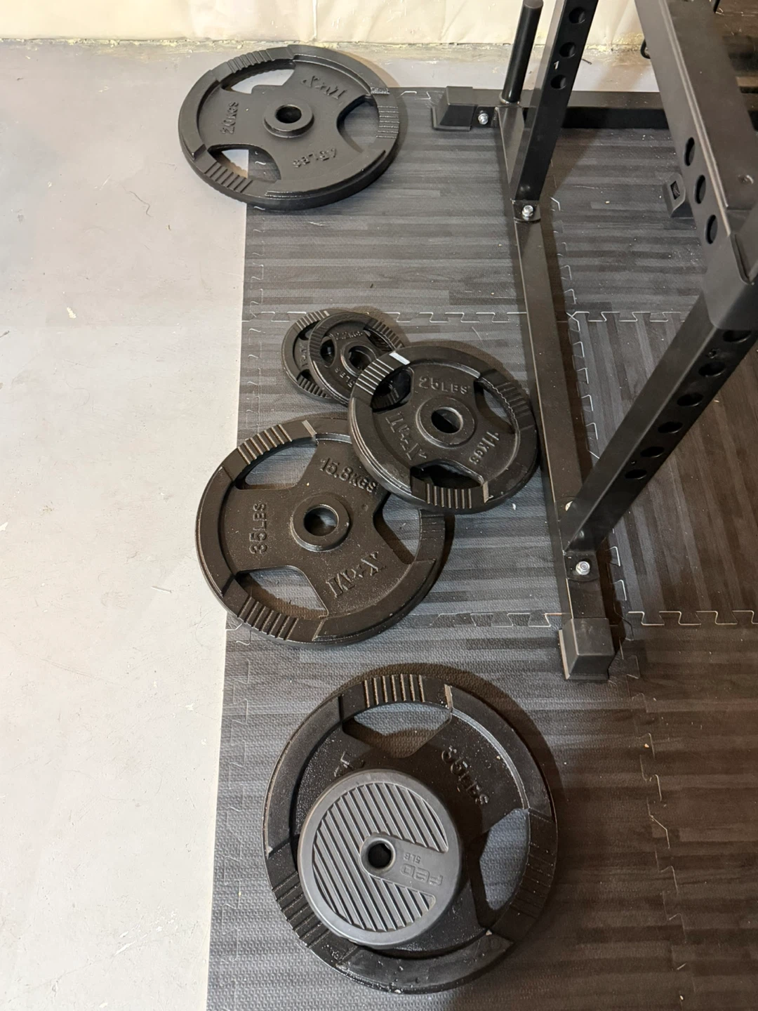Ironax Power Rack with Bar, Bench and Weight Plates - photo 4