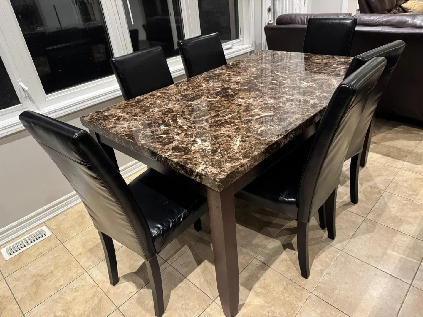 Dinnig table, laminated marble look!