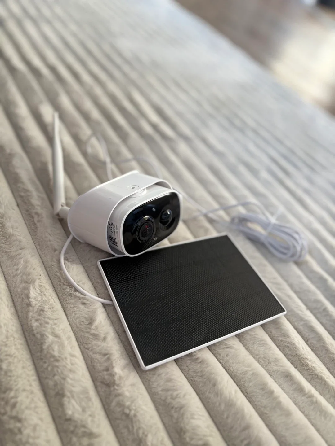 Wireless Outdoor Security Camera with Solar Panel image indicator(3)