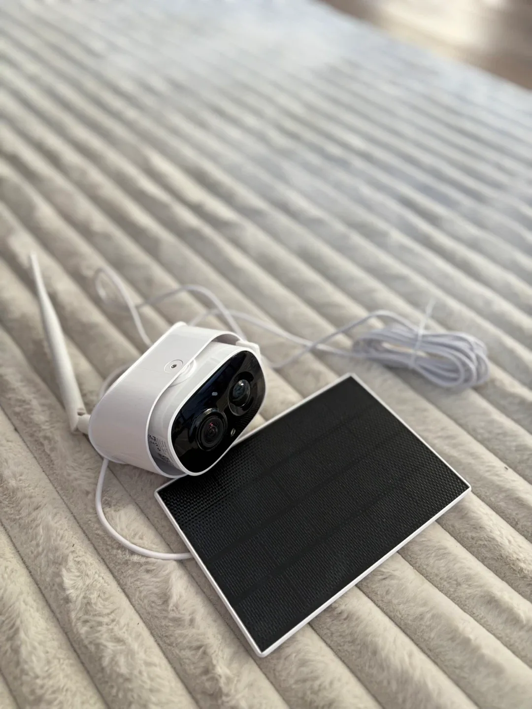 Wireless Outdoor Security Camera with Solar Panel image indicator(4)