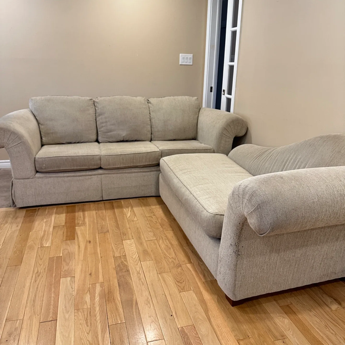 2-Piece Sectional Sofa with Chaise (CAN DELIVER)