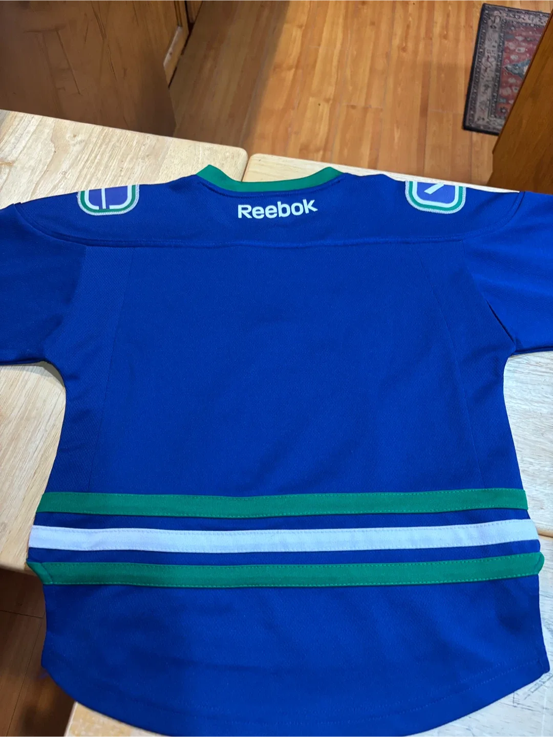 🏒 Like New Canucks Jersey  - Youth XS 🏒 image indicator(6)