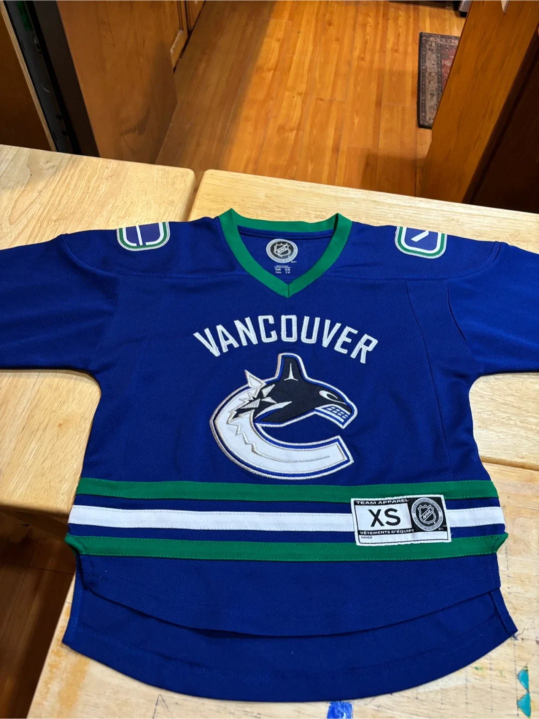 🏒 Like New Canucks Jersey  - Youth XS 🏒