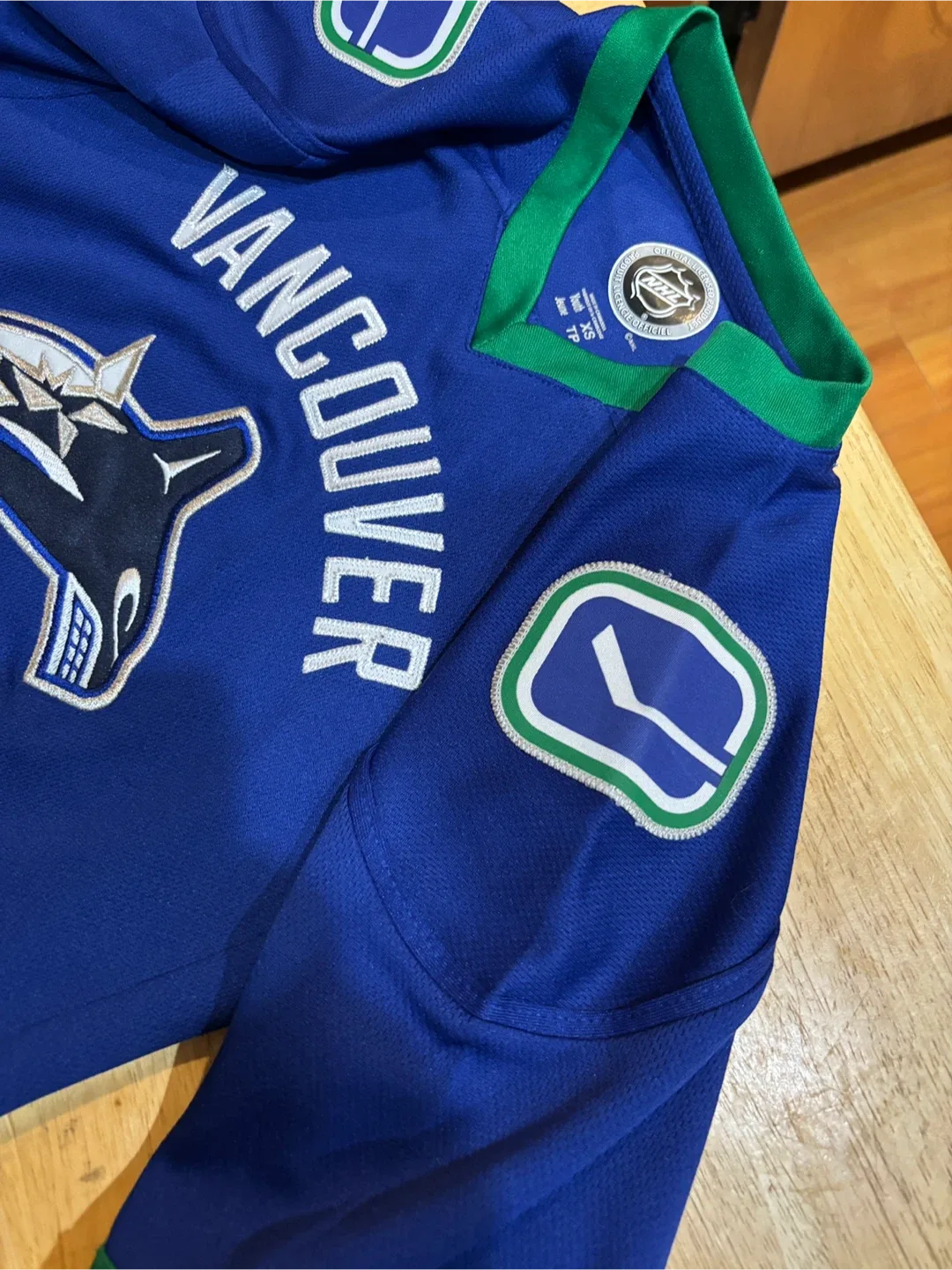 🏒 Like New Canucks Jersey  - Youth XS 🏒 image indicator(5)