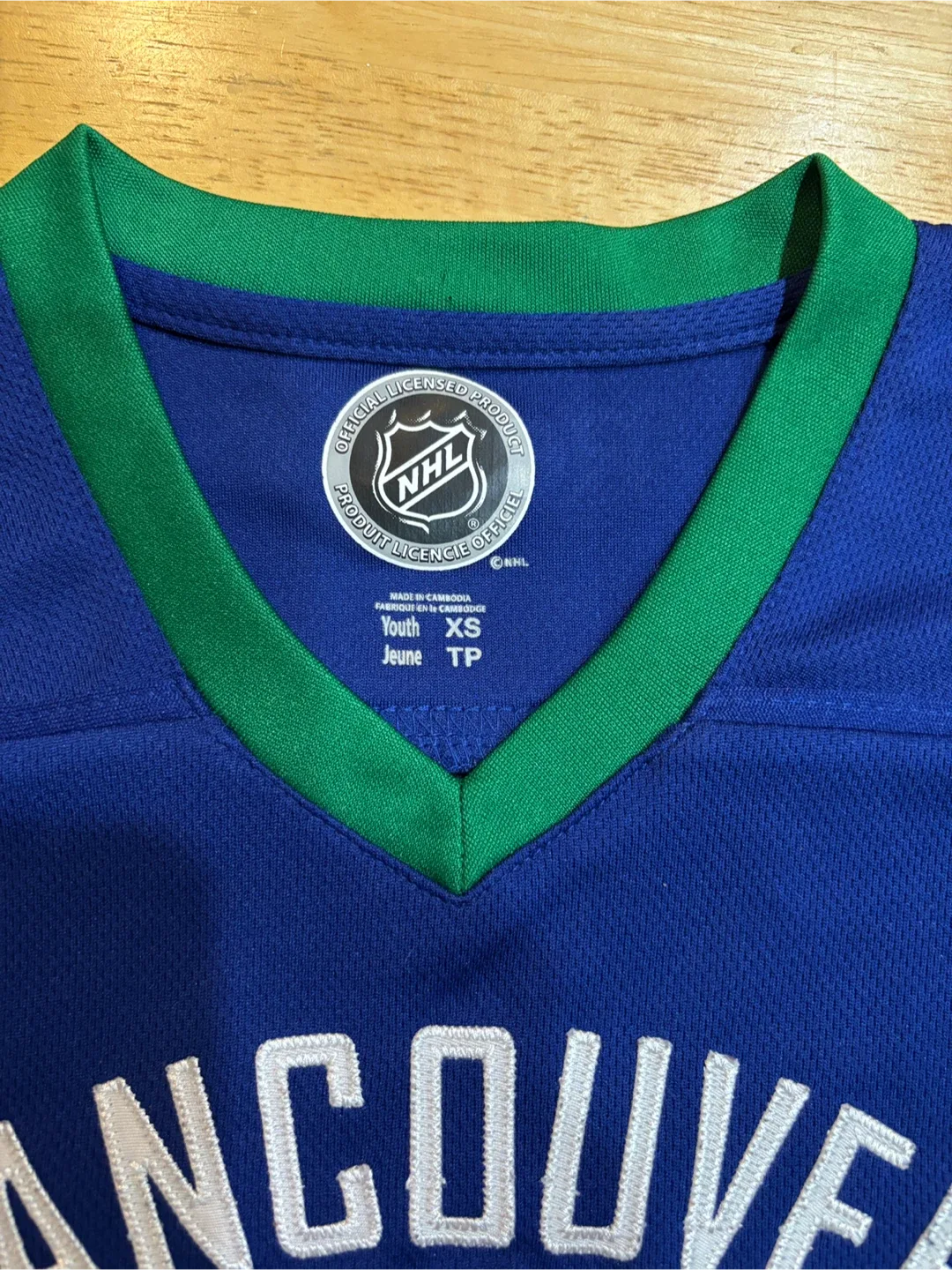 🏒 Like New Canucks Jersey  - Youth XS 🏒 image indicator(4)