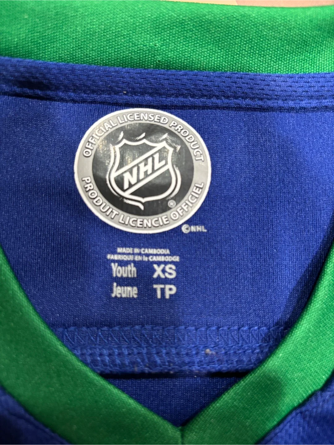 🏒 Like New Canucks Jersey  - Youth XS 🏒 image indicator(3)