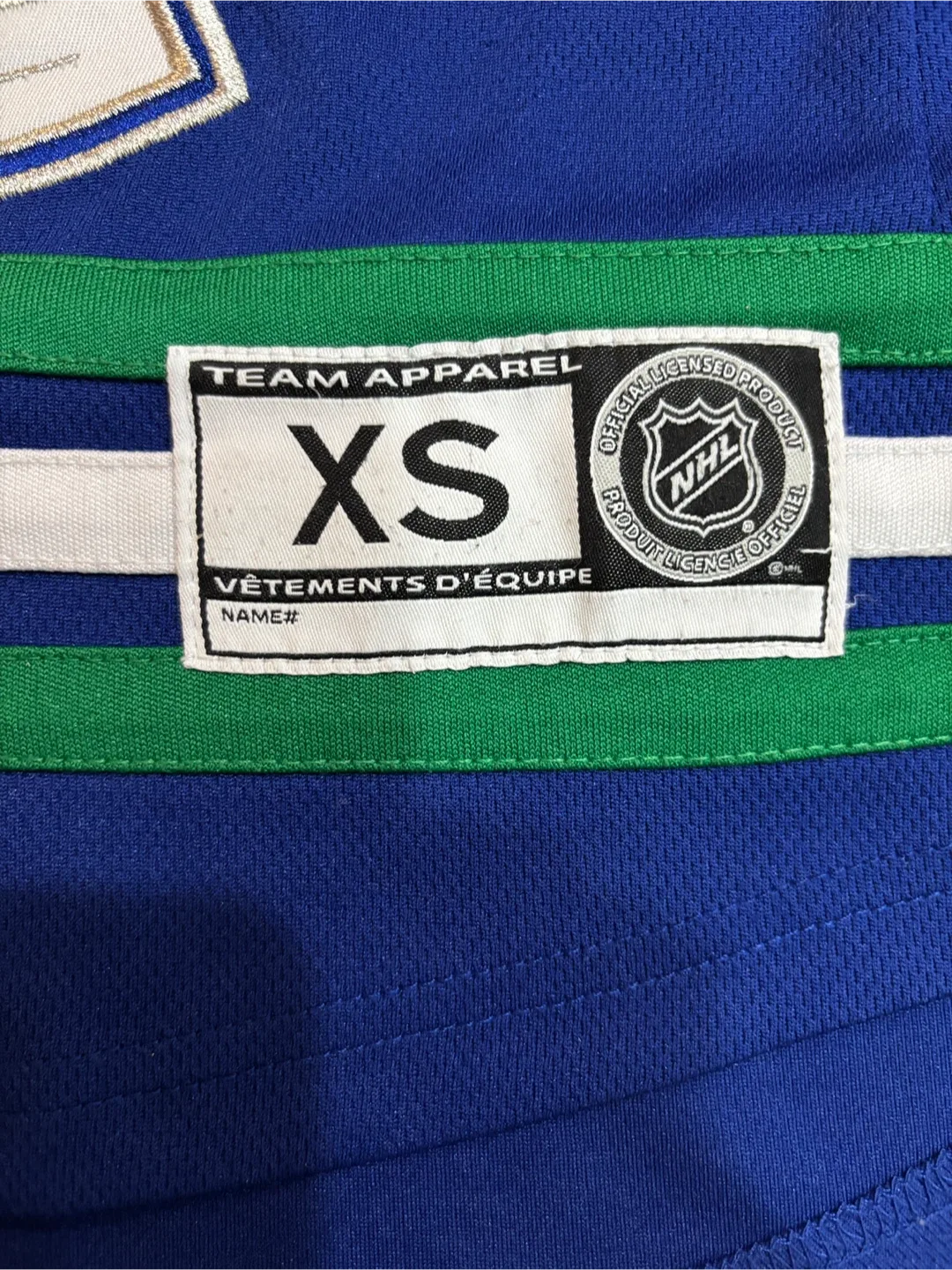 🏒 Like New Canucks Jersey  - Youth XS 🏒 image indicator(2)