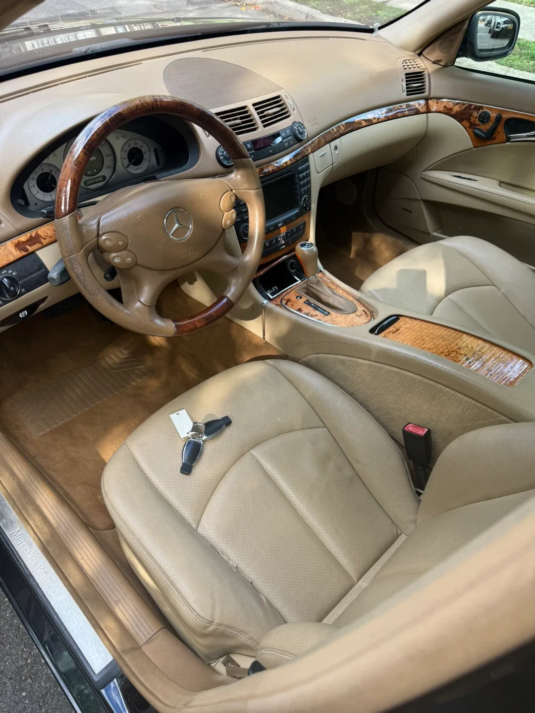 Mercedes-Benz E-Class Sedan image indicator(4)