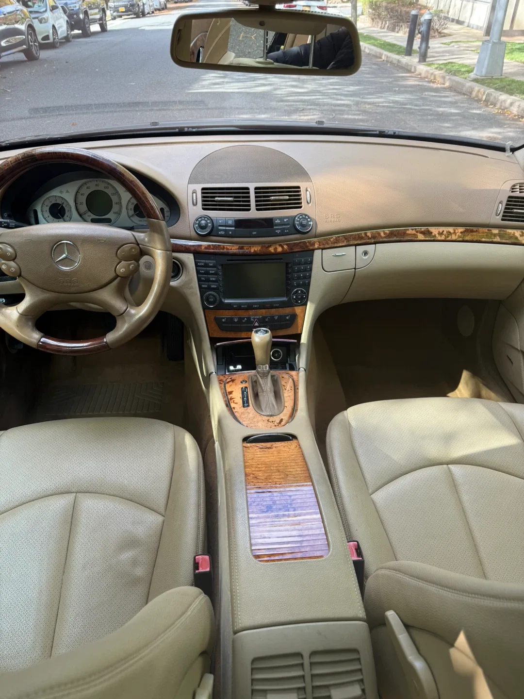 Mercedes-Benz E-Class Sedan image indicator(5)