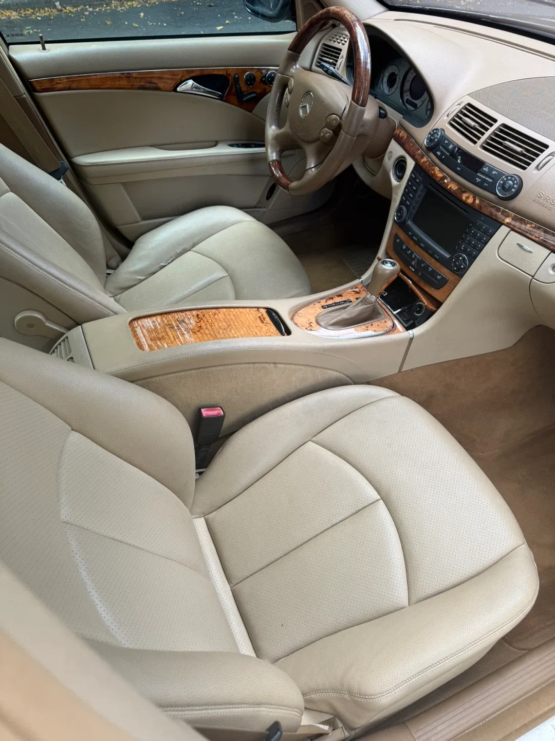 Mercedes-Benz E-Class Sedan image indicator(6)