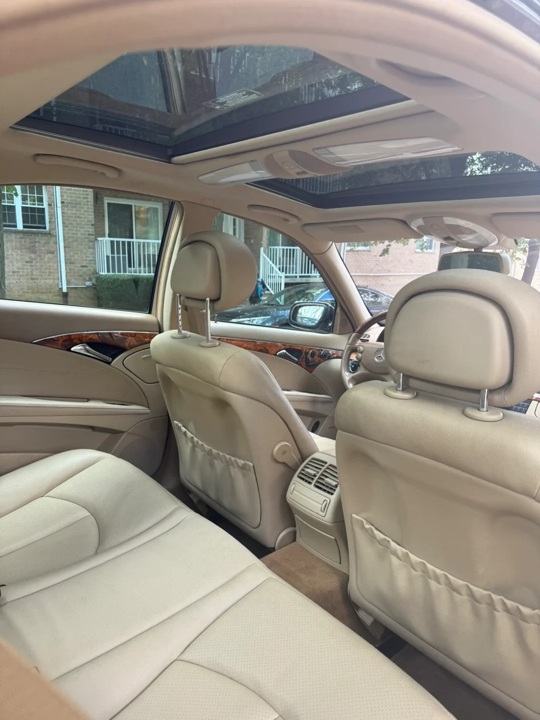 Mercedes-Benz E-Class Sedan image indicator(8)