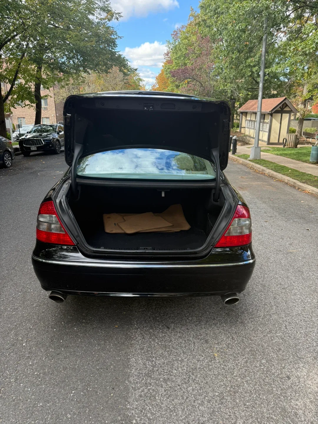 Mercedes-Benz E-Class Sedan image indicator(7)