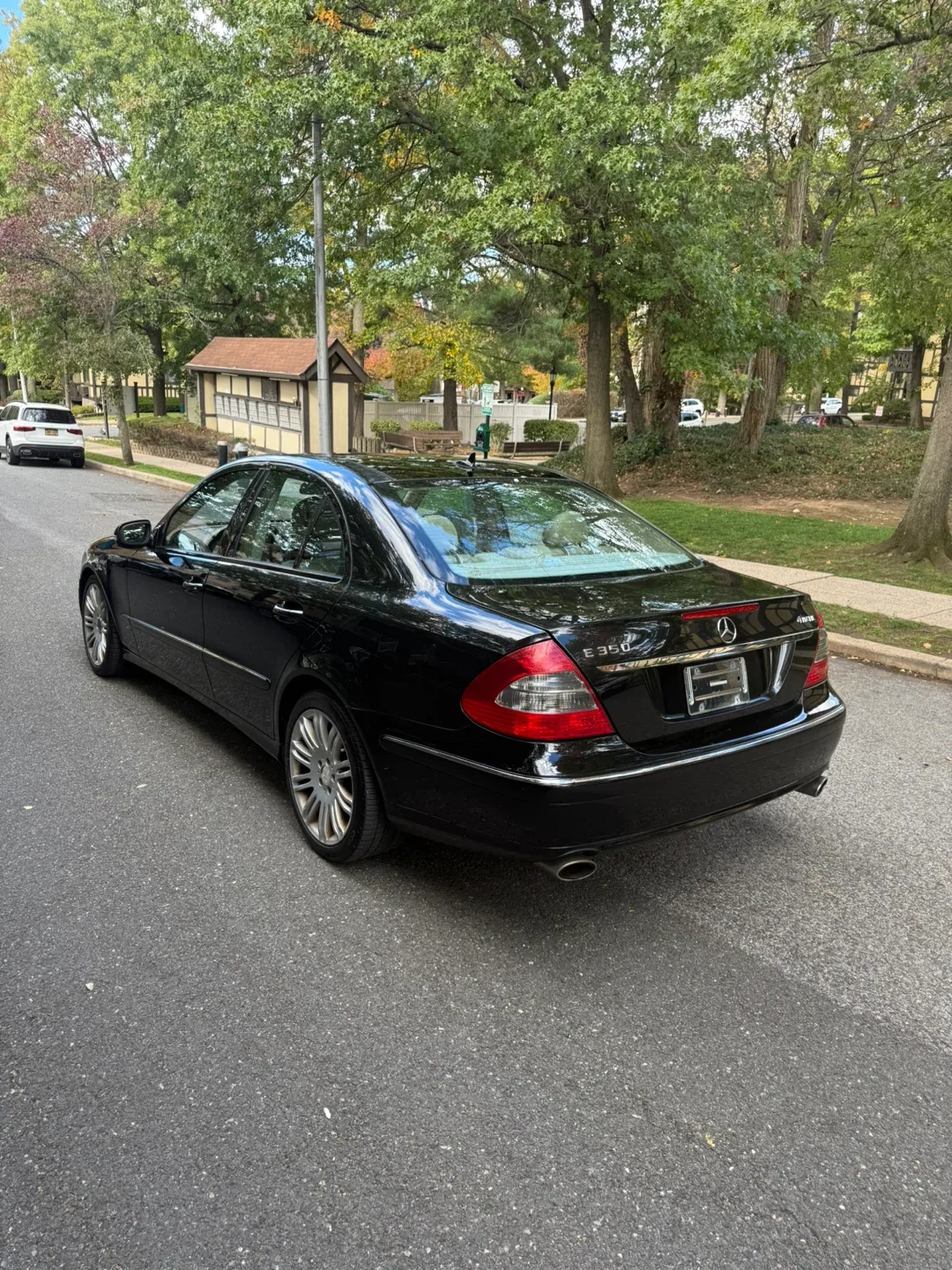Mercedes-Benz E-Class Sedan image indicator(10)