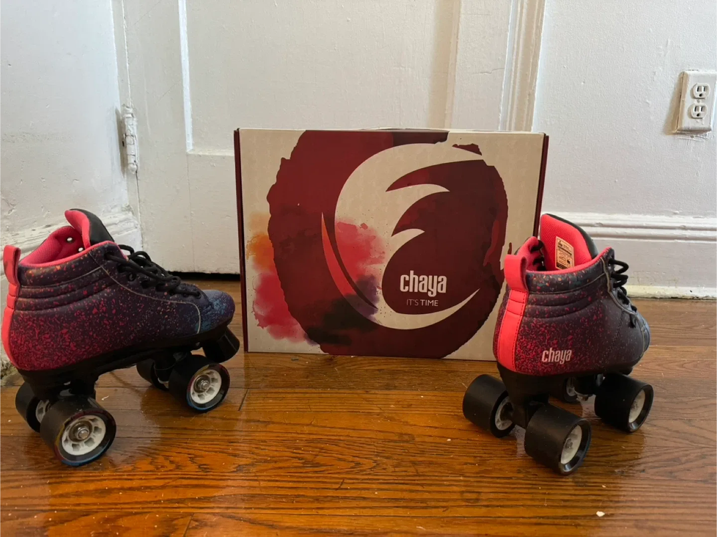 Chaya Air Brush Vintage Rollerskates - US Women's Size 7 image indicator(3)