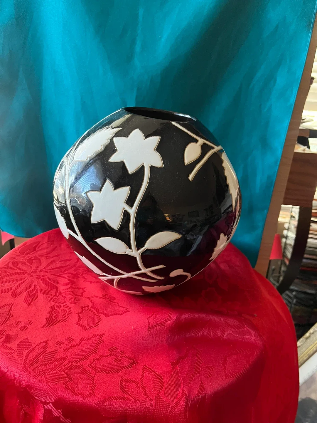 Black & White Floral Earthenware Vase - 9 Inches image indicator(2)