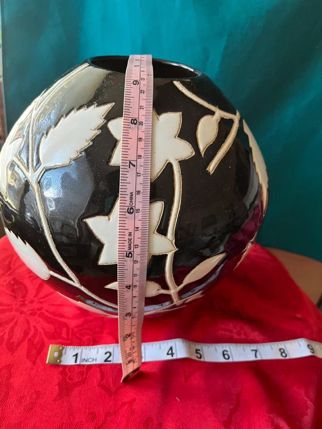 Black & White Floral Earthenware Vase - 9 Inches image indicator(3)