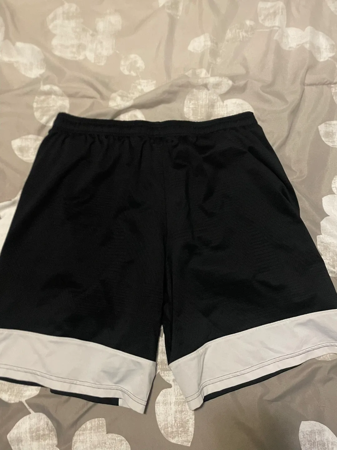 Under Armour HeatGear Black Shorts - Size Large image indicator(4)