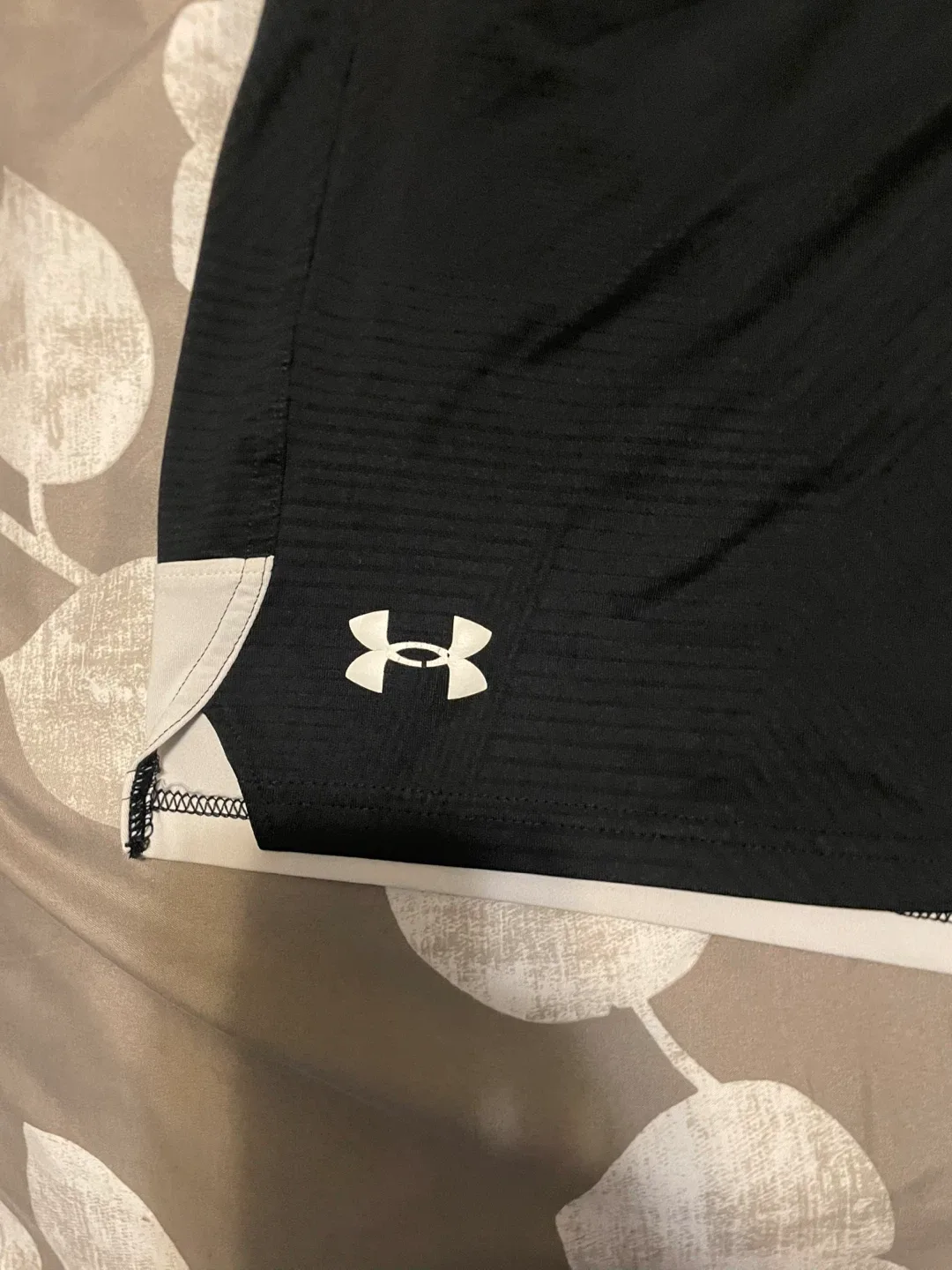 Under Armour HeatGear Black Shorts - Size Large image indicator(2)
