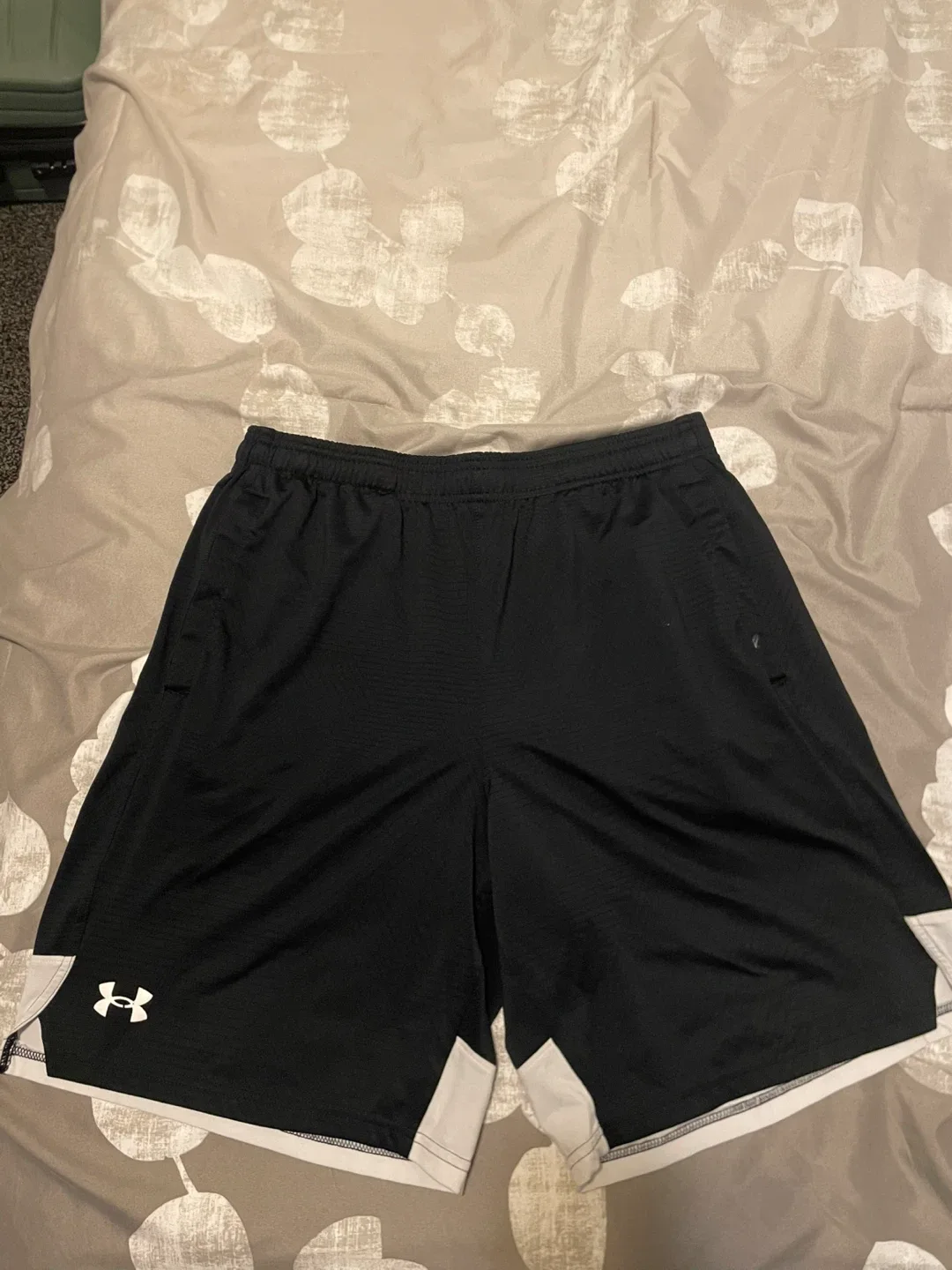 Under Armour HeatGear Black Shorts - Size Large thumbnail