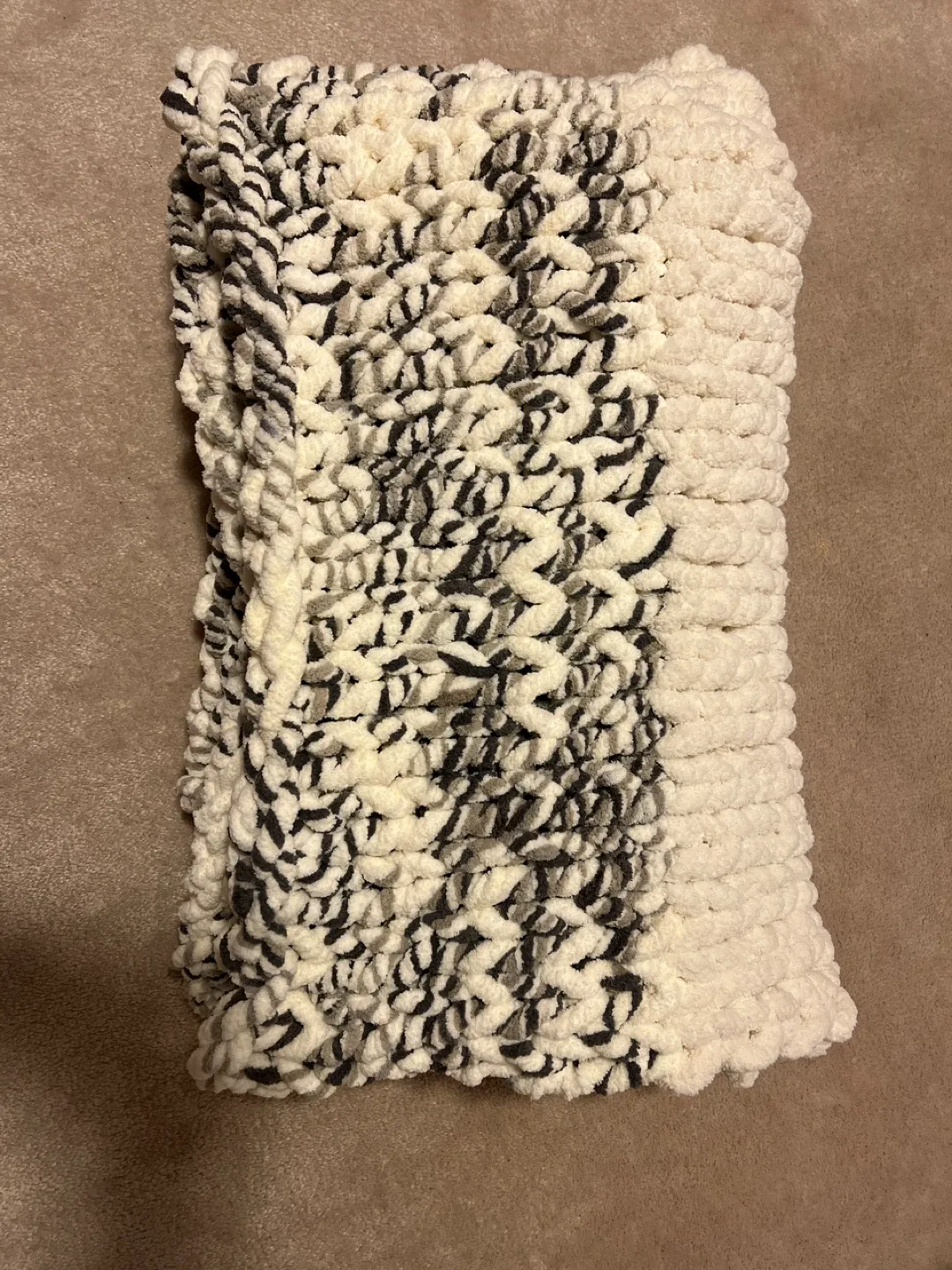 Handmade chunky Knit Blanket - White & Grey image indicator(2)