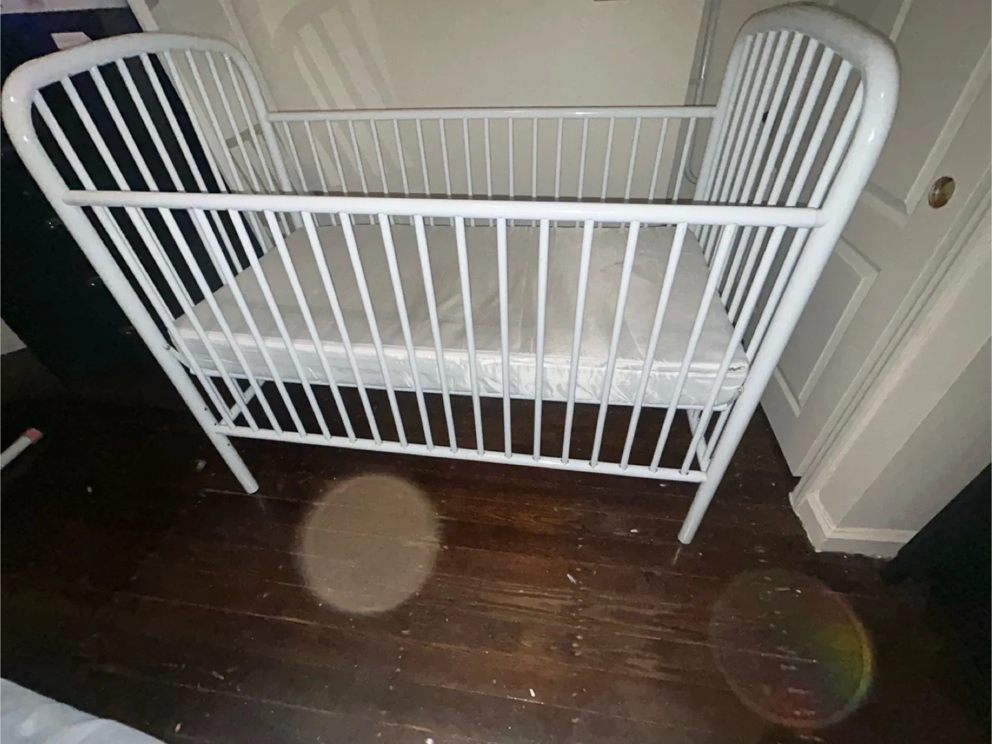 White Metal Baby Crib image indicator(3)