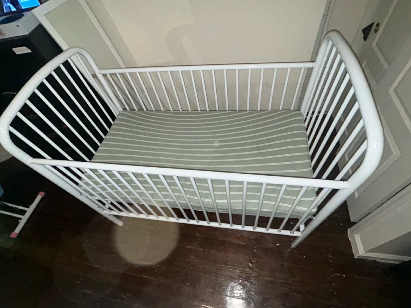 White Metal Baby Crib image indicator(6)