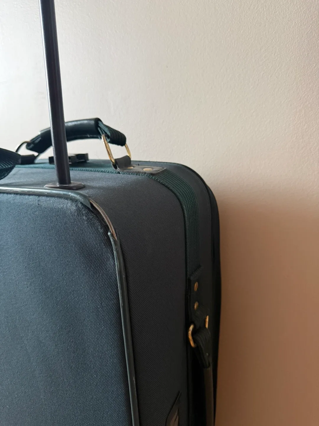 Carry-On Luggage- Good Condition!💰Price Negotiable! image indicator(9)