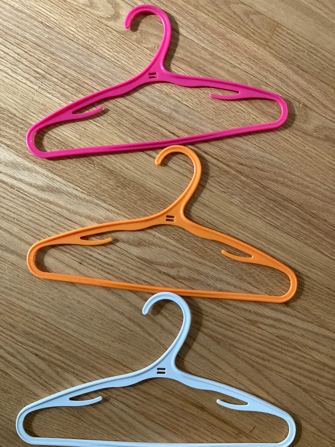 21 plastic kids hangers - pink, orange & white image indicator(5)