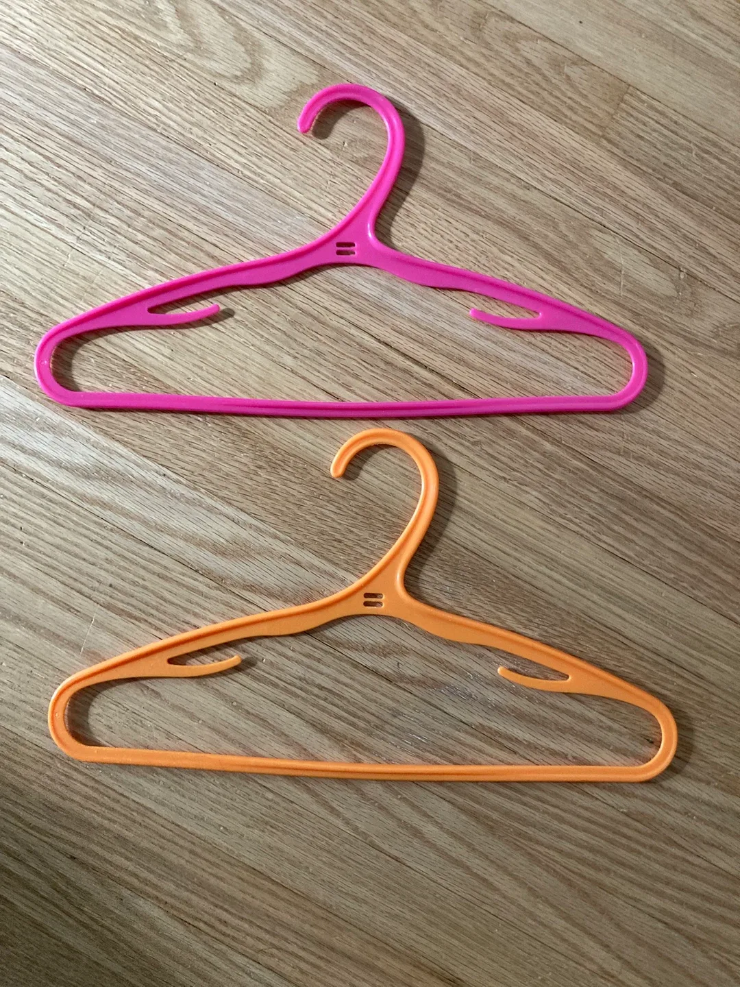 21 plastic kids hangers - pink, orange & white image indicator(4)