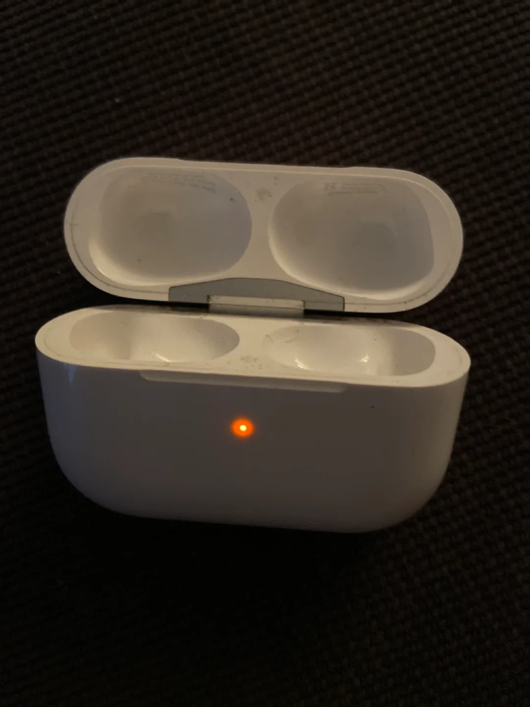 AirPods Pro Charging Case image indicator(3)