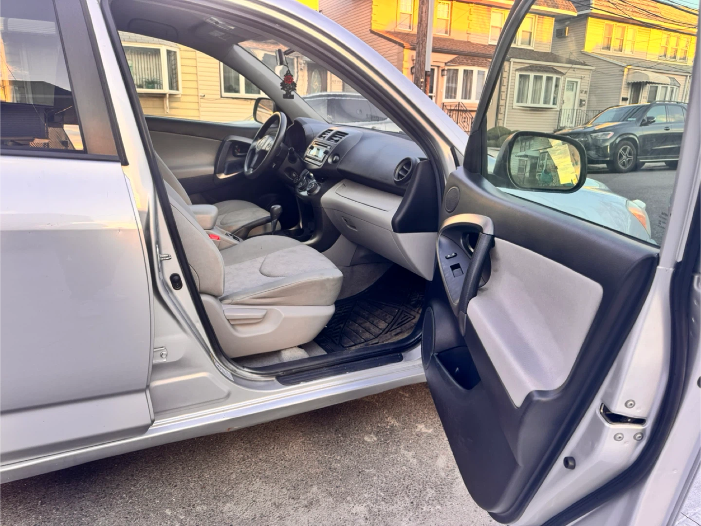 Silver 2009 Toyota RAV4 - photo 4