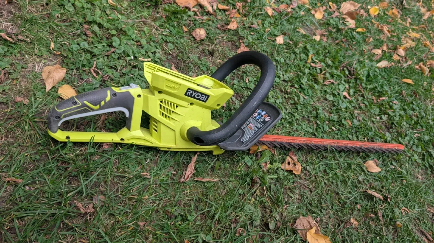 Ryobi 40V 24-Inch Cordless Hedge Trimmer image indicator(2)