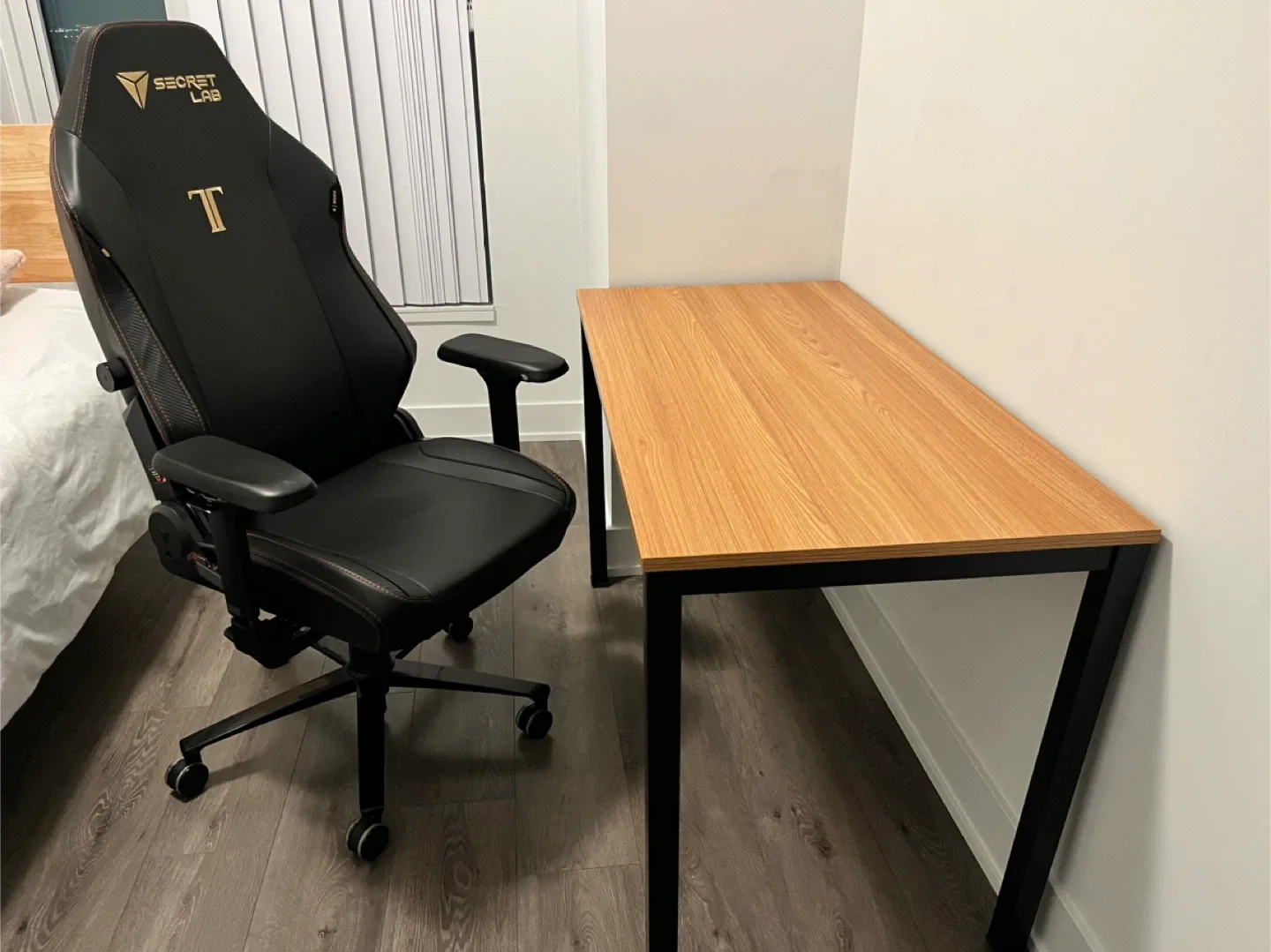 Desk with Black Frame image indicator(2)