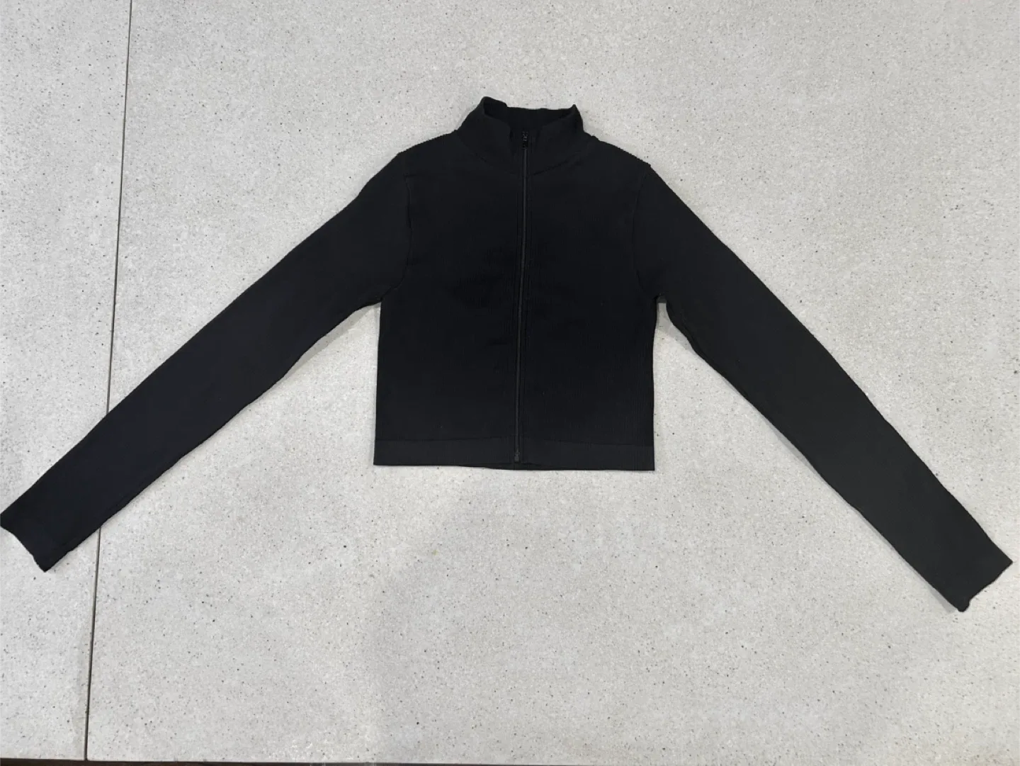 LOT of 7 cropped Black Long Sleeve Tops - Size XS and S image indicator(4)