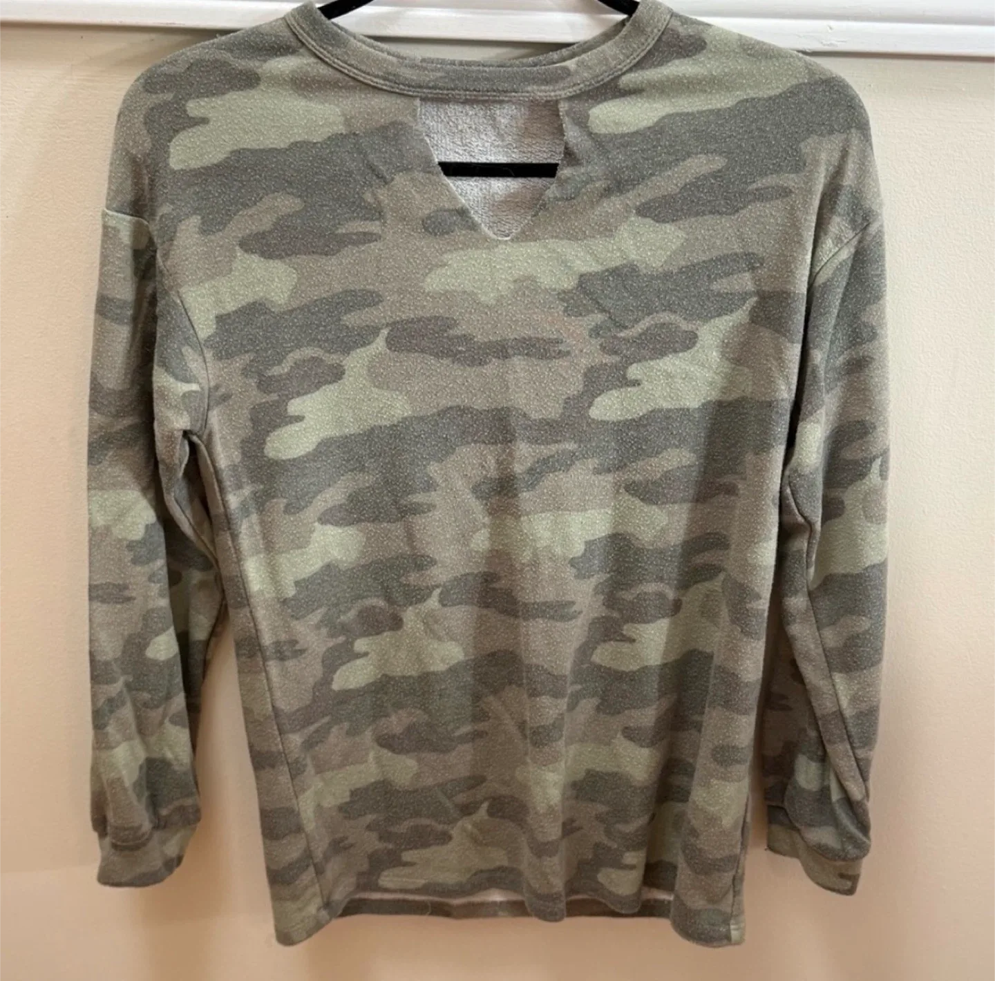 FREE Como Blu Camouflage Long Sleeve Cut Out Shirt image indicator(3)