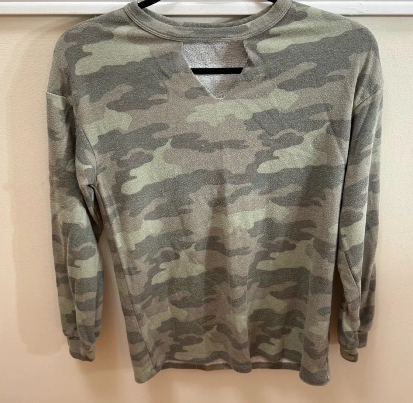 FREE Como Blu Camouflage Long Sleeve Cut Out Shirt image indicator(5)