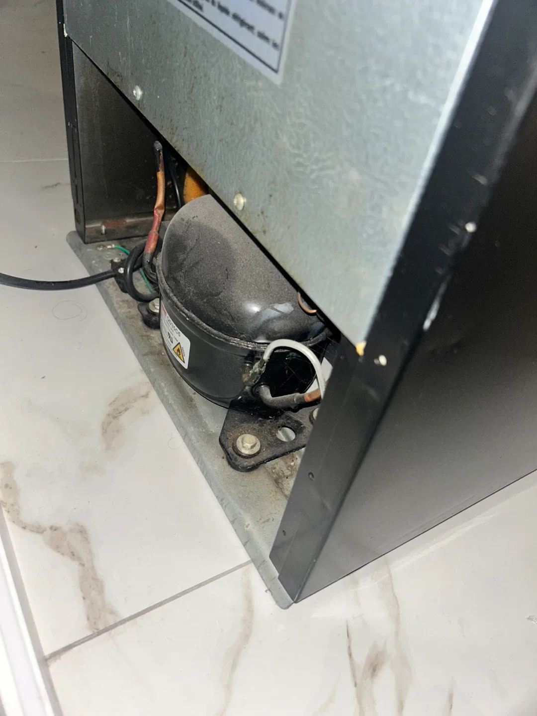 Igloo Compact Refrigerator - Black image indicator(9)