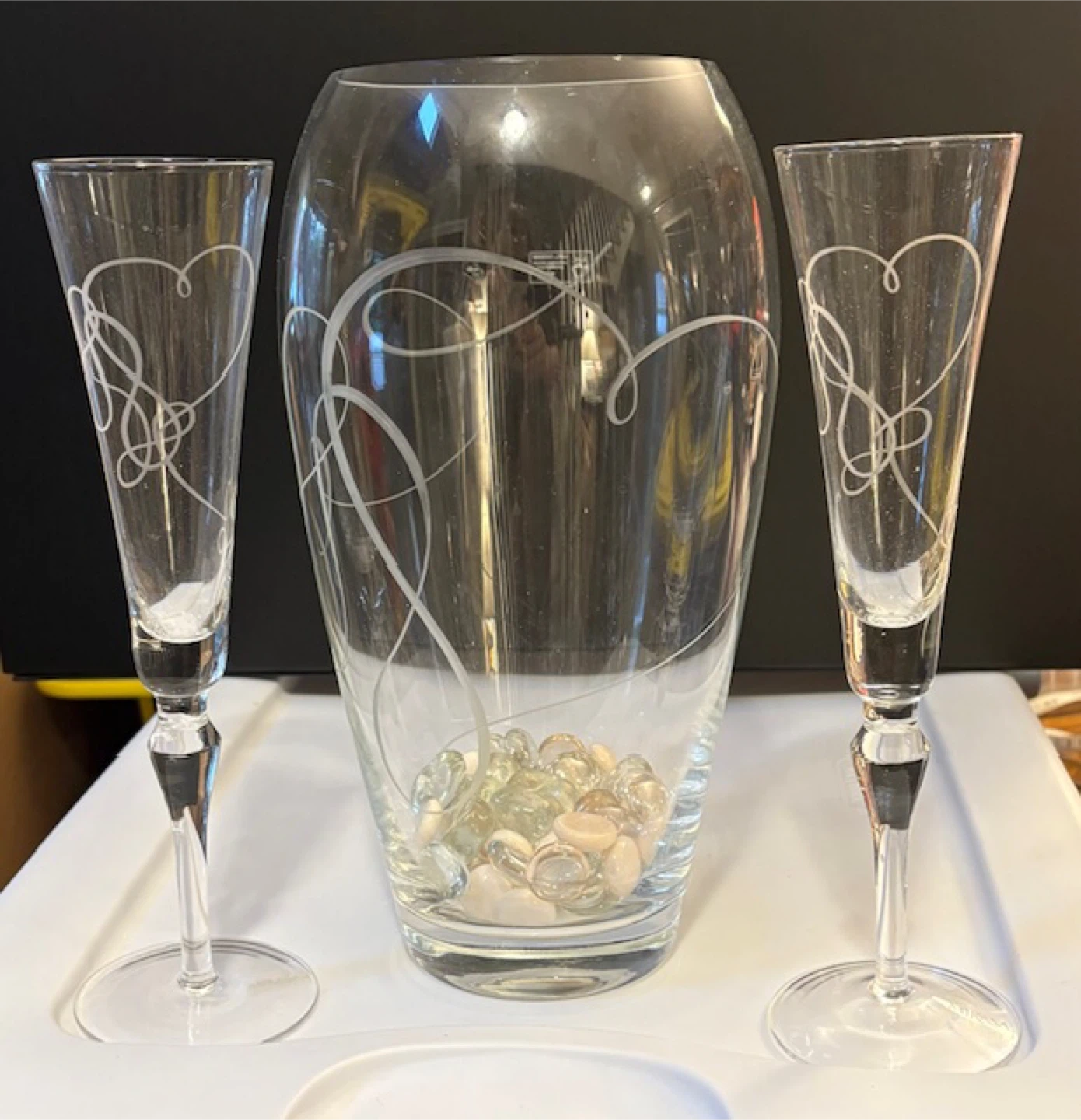 🤩 Lovely Glass Vase with Champagne Flutes