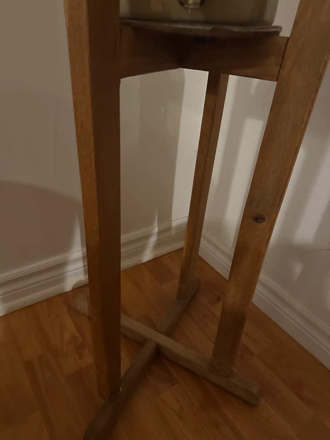 Doulton Ceramic Water Filter on Wooden Stand image indicator(4)