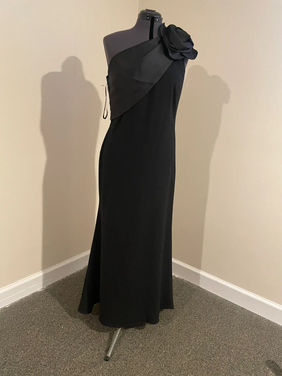 Black One-Shoulder Formal Dress thumbnail