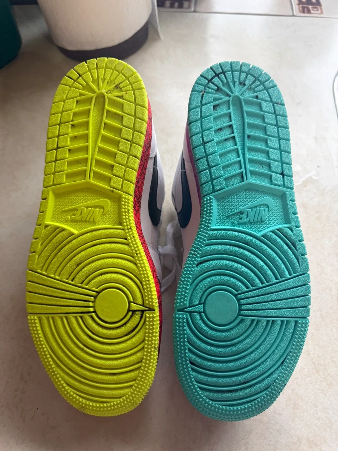 Air Jordan 1 Low SE Mismatched image indicator(3)