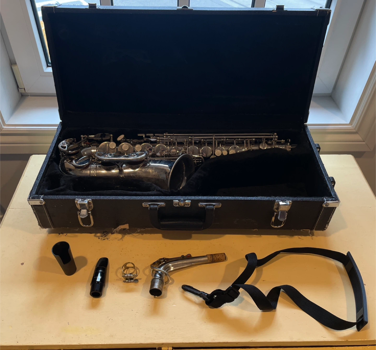 Saxophone with Case - photo 2
