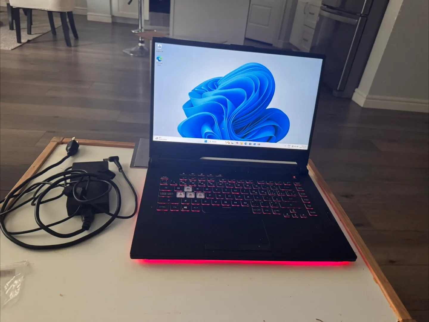 Asus Rog Strix Gaming laptop image indicator(4)