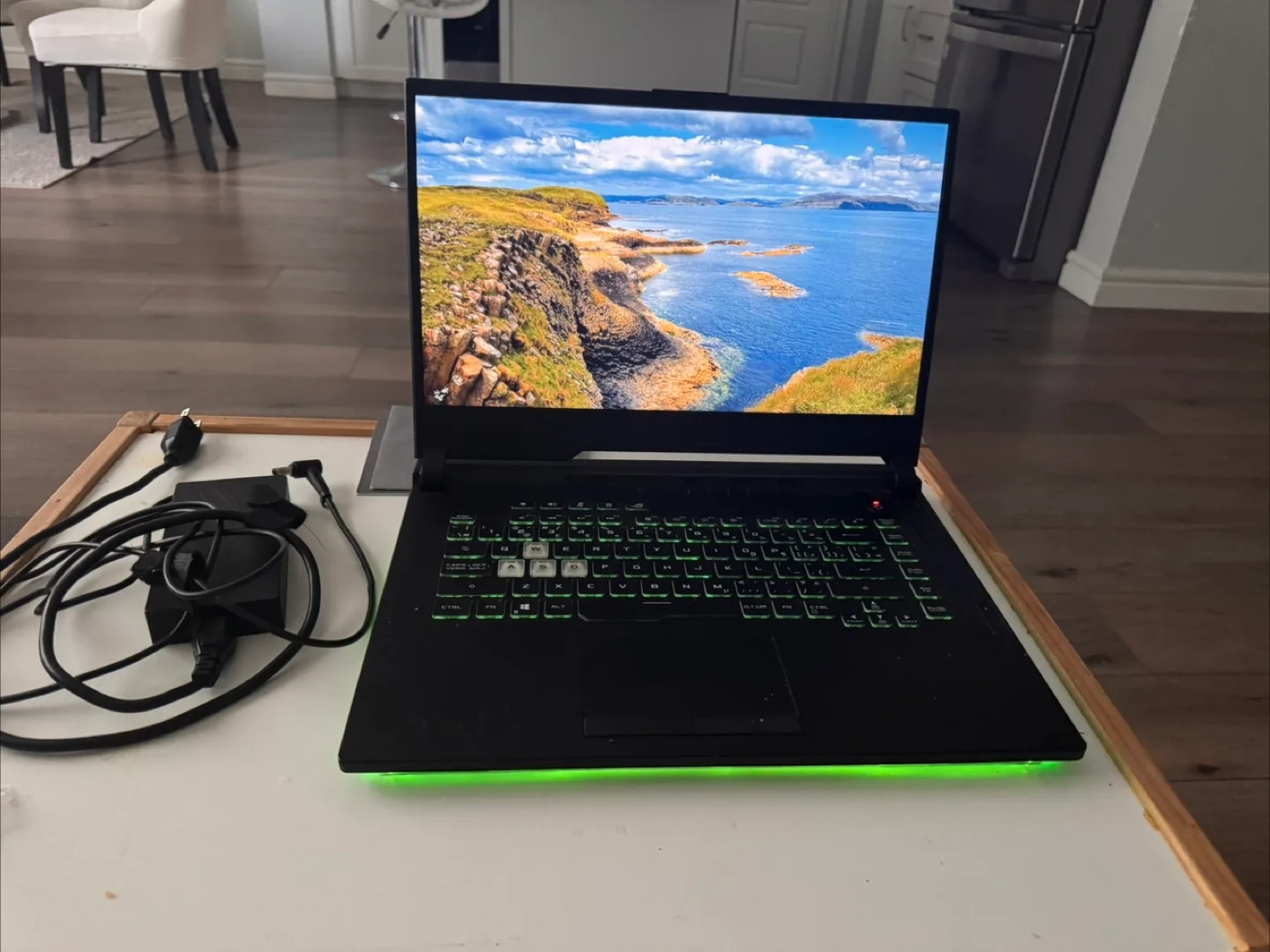 Asus Rog Strix Gaming laptop image indicator(3)