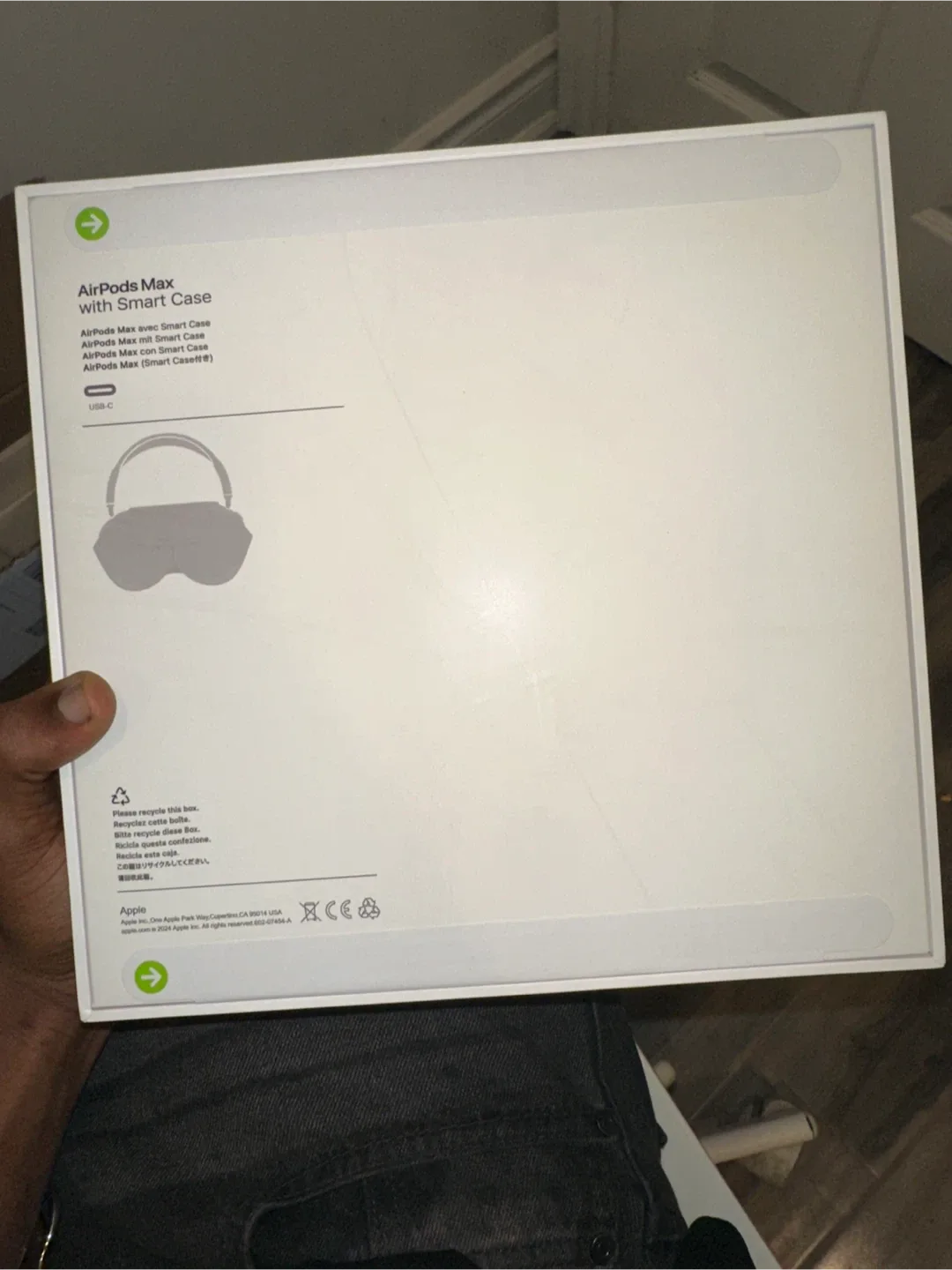 New Apple AirPods Max with Smart Case image indicator(2)