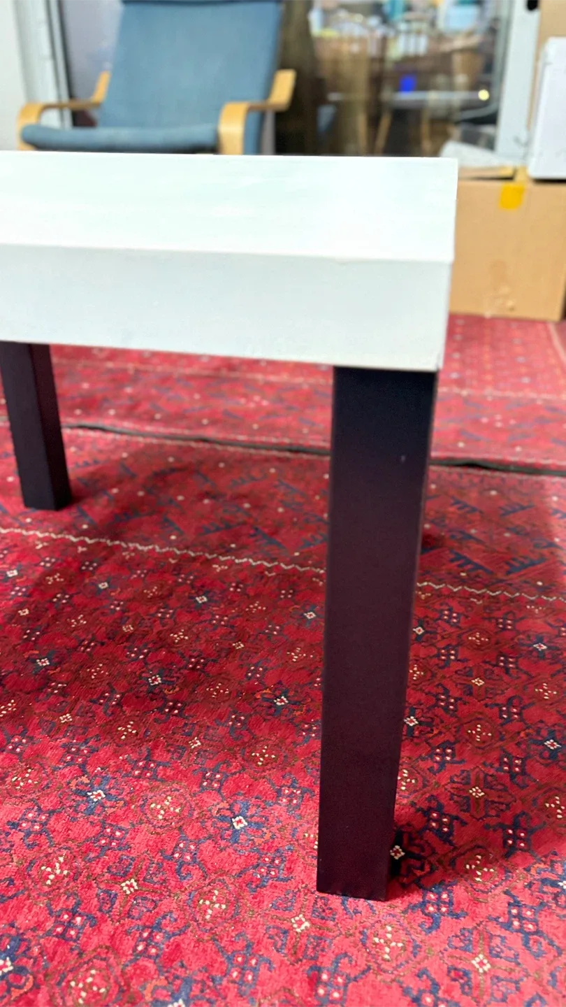 White Square Table image indicator(2)