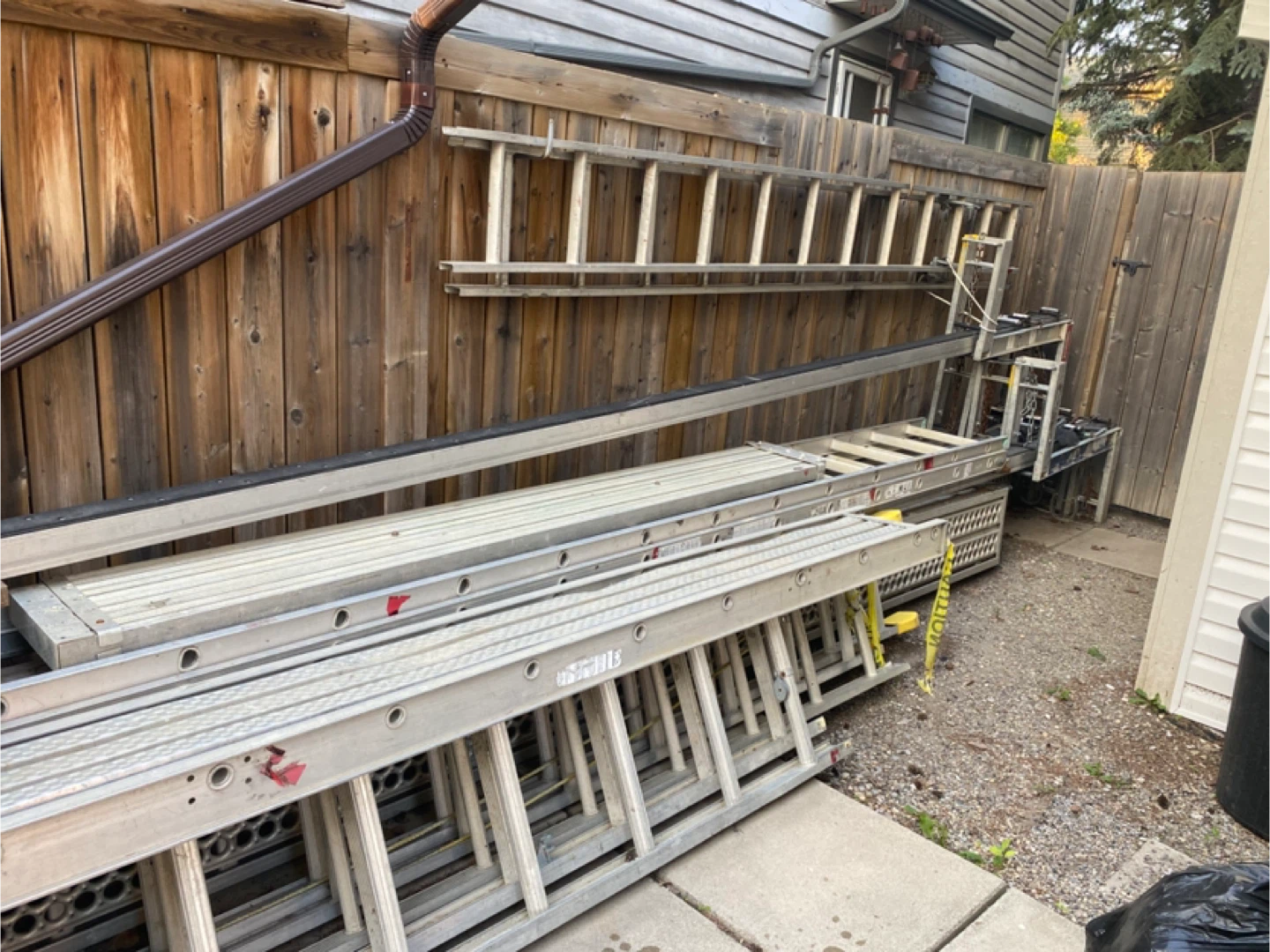 Construction Equipment: Ladders, Planks, Saw, Jacks