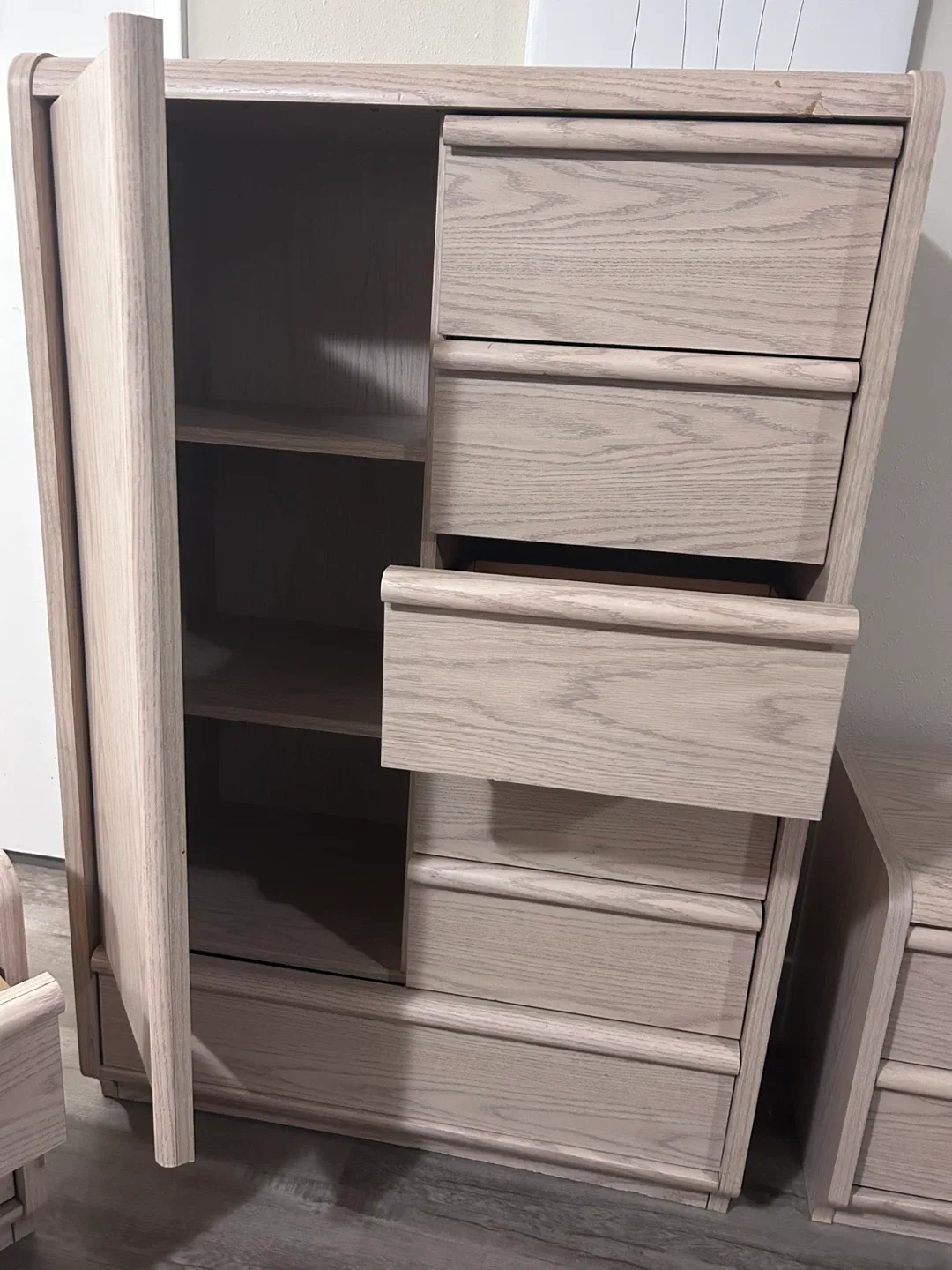 Bedroom Set - Dresser and Nightstands image indicator(3)